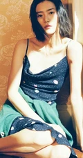 女生模特刘雯肩带连衣裙唯美胶片色室内写真图片