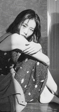 女生模特刘雯肩带连衣裙唯美胶片色室内写真图片