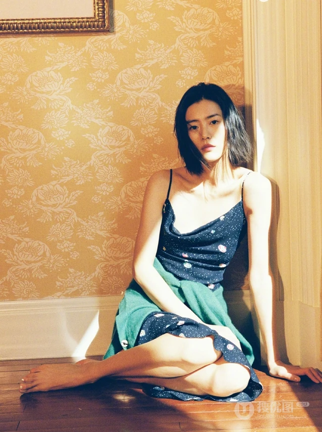 女生模特刘雯肩带连衣裙唯美胶片色室内写真图片