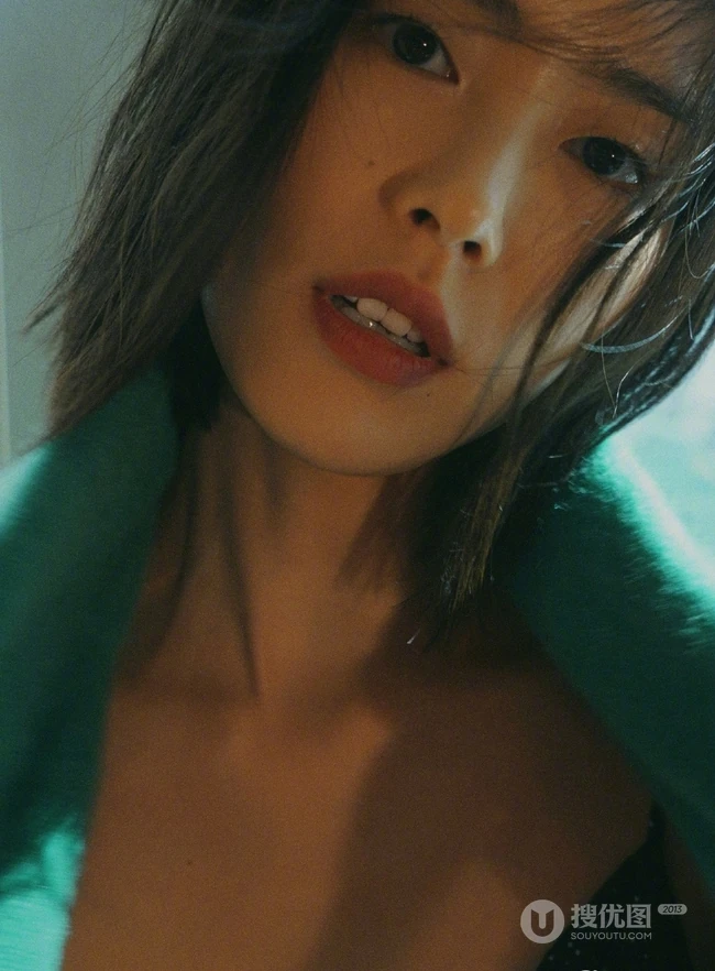 女生模特刘雯肩带连衣裙唯美胶片色室内写真图片