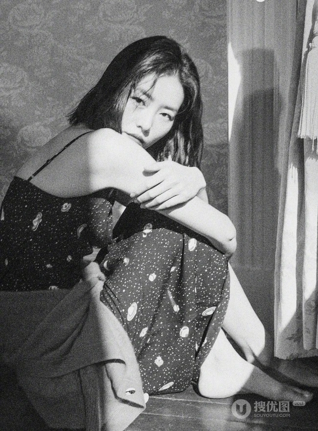 女生模特刘雯肩带连衣裙唯美胶片色室内写真图片