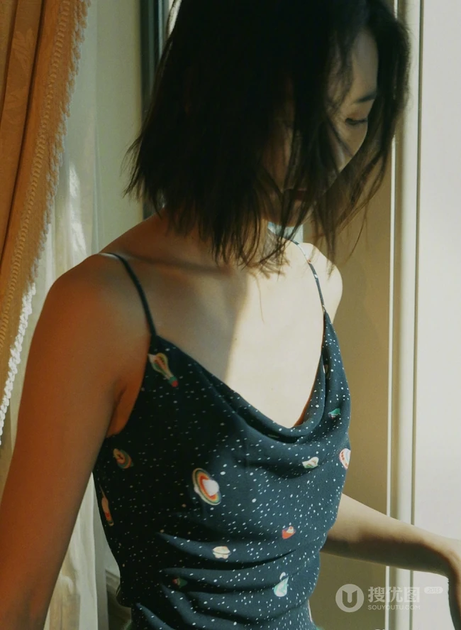 女生模特刘雯肩带连衣裙唯美胶片色室内写真图片