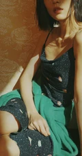 女生模特刘雯肩带连衣裙唯美胶片色室内写真图片