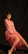 何杜娟《时尚画报》杂志写真大片，复古风画面年代感极强