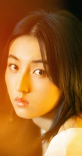 张子枫全白look白衫短裤 光影迷离唯美写真大片