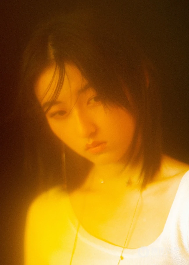 张子枫全白look白衫短裤 光影迷离唯美写真大片