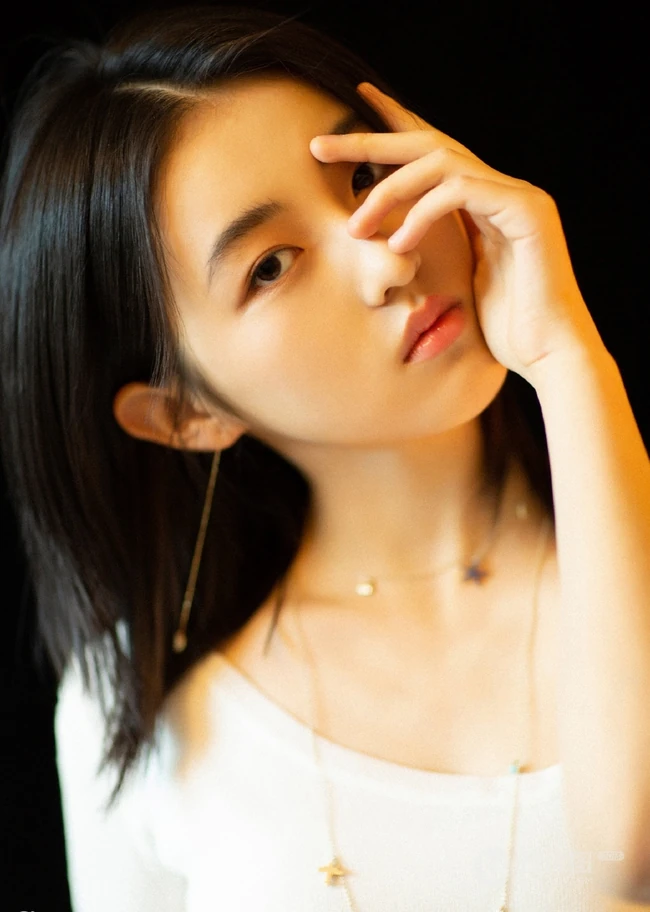 张子枫全白look白衫短裤 光影迷离唯美写真大片