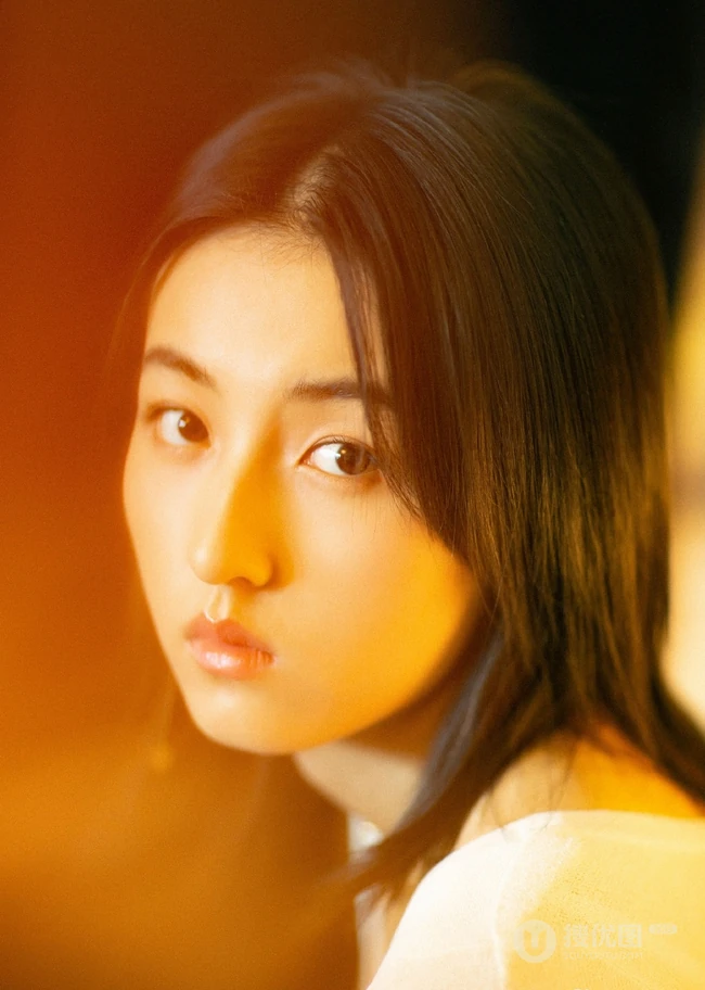 张子枫全白look白衫短裤 光影迷离唯美写真大片