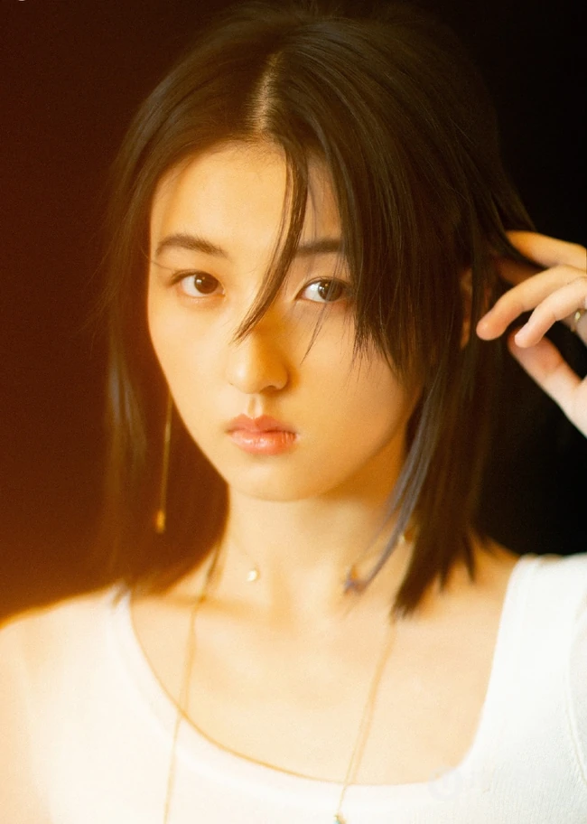 张子枫全白look白衫短裤 光影迷离唯美写真大片