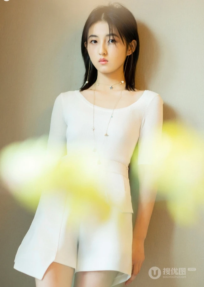 张子枫全白look白衫短裤 光影迷离唯美写真大片