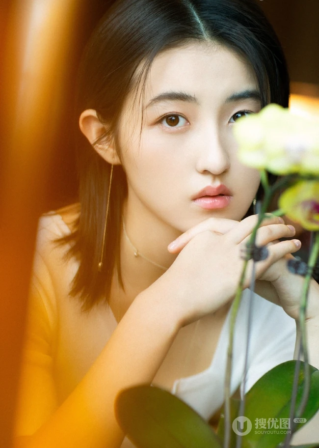 张子枫全白look白衫短裤 光影迷离唯美写真大片