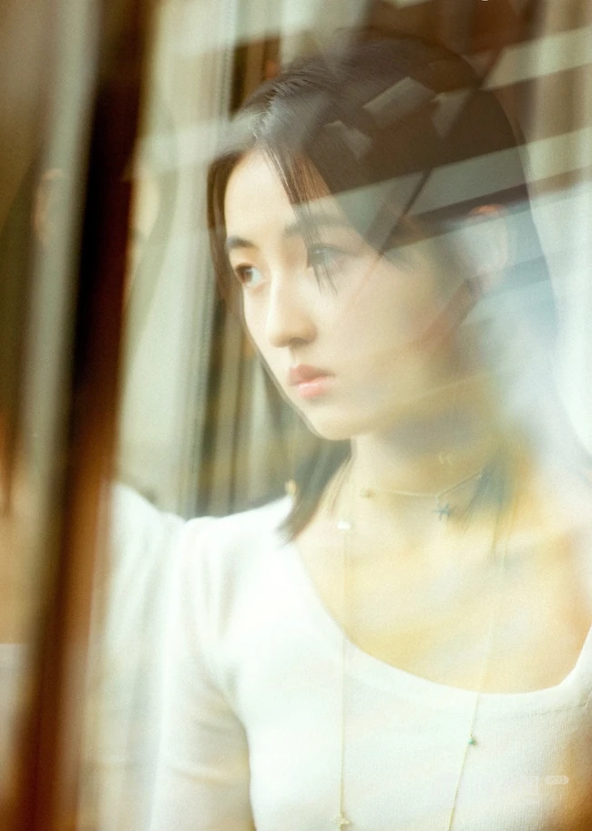 张子枫全白look白衫短裤 光影迷离唯美写真大片