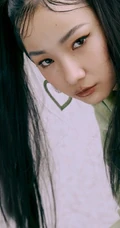 徐若侨嘻哈风格街拍写真大片，化身古灵精怪双马尾少女