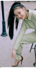 徐若侨嘻哈风格街拍写真大片，化身古灵精怪双马尾少女