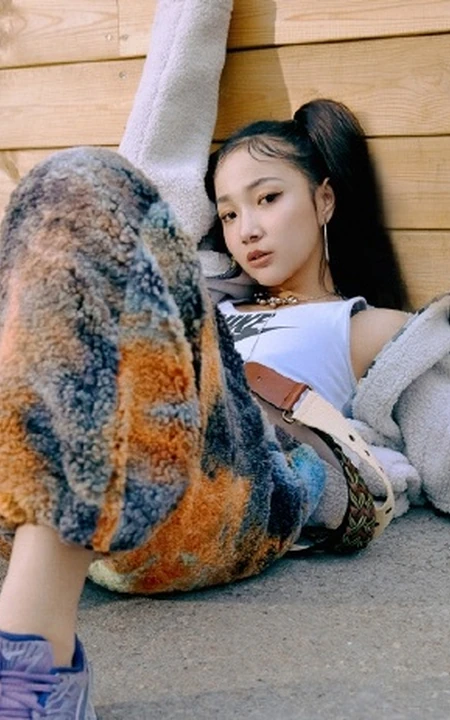 徐若侨嘻哈风格街拍写真大片，化身古灵精怪双马尾少女