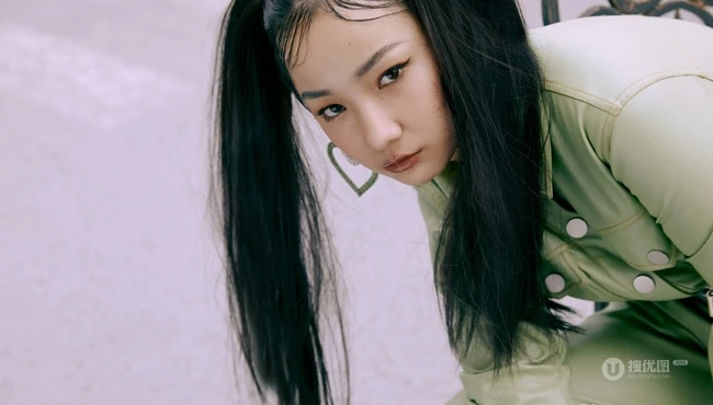 徐若侨嘻哈风格街拍写真大片，化身古灵精怪双马尾少女