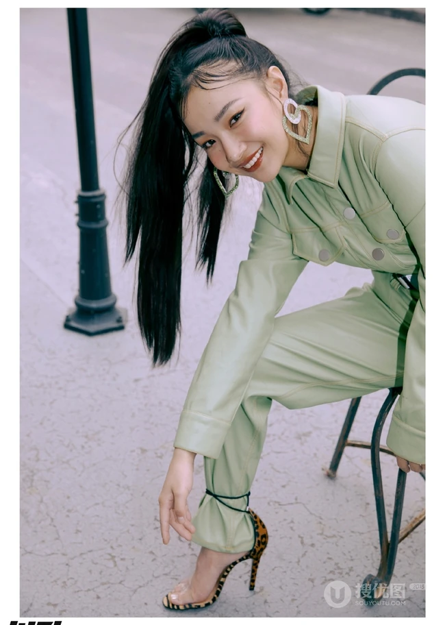徐若侨嘻哈风格街拍写真大片，化身古灵精怪双马尾少女