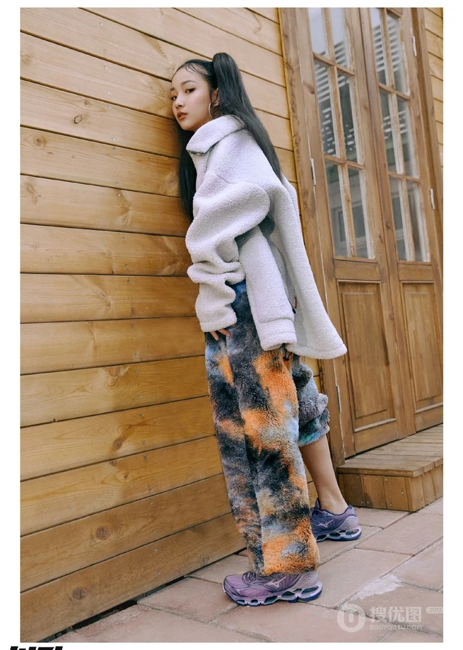 徐若侨嘻哈风格街拍写真大片，化身古灵精怪双马尾少女