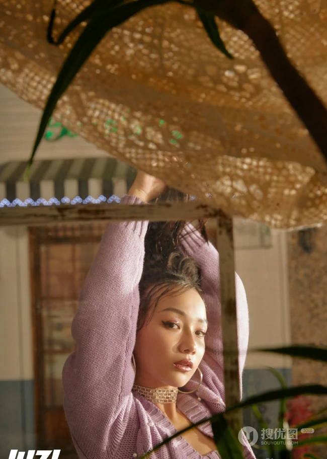 徐若侨嘻哈风格街拍写真大片，化身古灵精怪双马尾少女