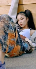 徐若侨嘻哈风格街拍写真大片，化身古灵精怪双马尾少女