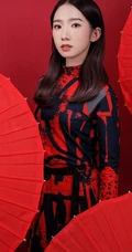 孟美岐优雅国潮风服饰写真图片，手执红扇展婀娜动人身段