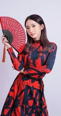 孟美岐优雅国潮风服饰写真图片，手执红扇展婀娜动人身段