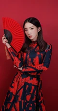 孟美岐优雅国潮风服饰写真图片，手执红扇展婀娜动人身段