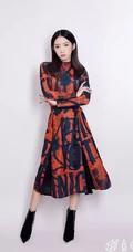 孟美岐优雅国潮风服饰写真图片，手执红扇展婀娜动人身段