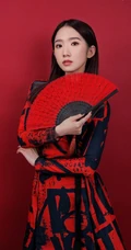 孟美岐优雅国潮风服饰写真图片，手执红扇展婀娜动人身段