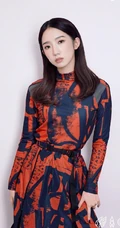 孟美岐优雅国潮风服饰写真图片，手执红扇展婀娜动人身段