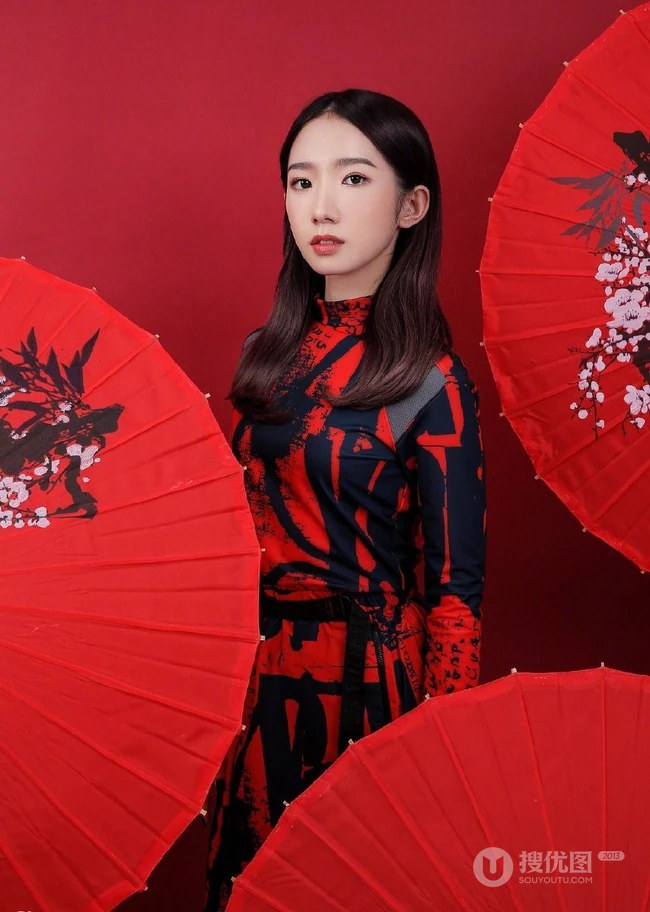 孟美岐优雅国潮风服饰写真图片，手执红扇展婀娜动人身段