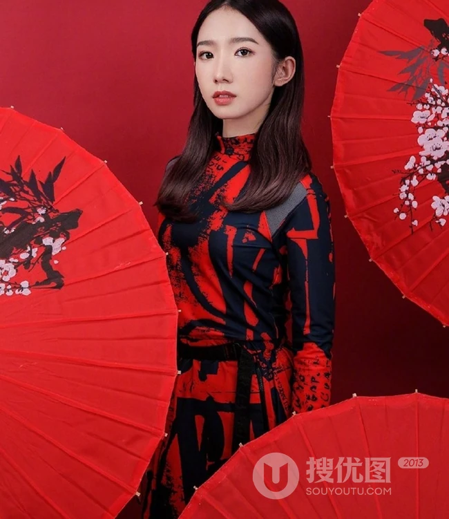 孟美岐优雅国潮风服饰写真图片，手执红扇展婀娜动人身段