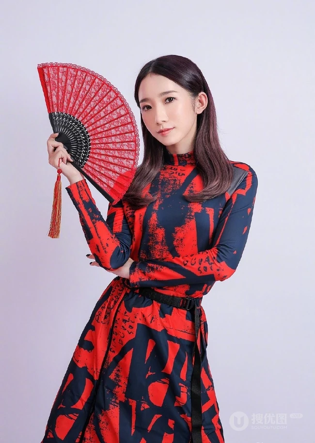 孟美岐优雅国潮风服饰写真图片，手执红扇展婀娜动人身段
