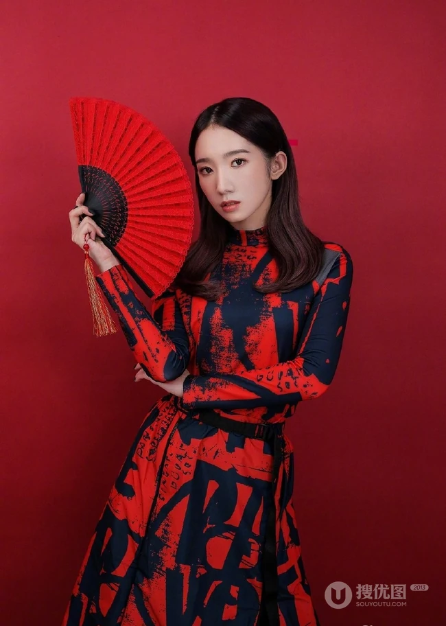 孟美岐优雅国潮风服饰写真图片，手执红扇展婀娜动人身段