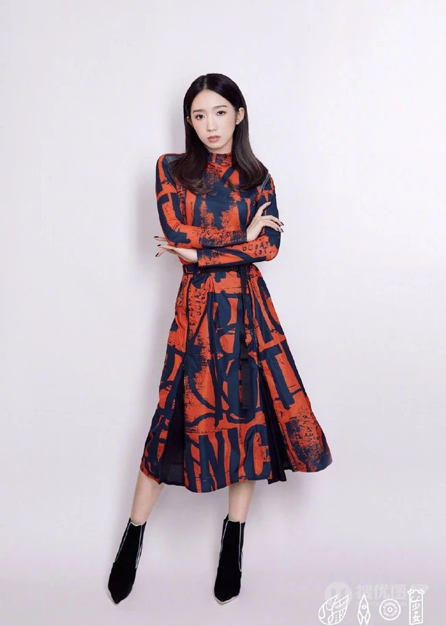 孟美岐优雅国潮风服饰写真图片，手执红扇展婀娜动人身段