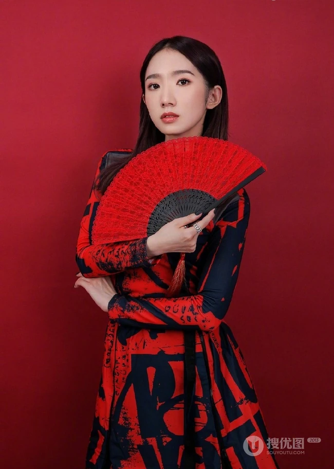 孟美岐优雅国潮风服饰写真图片，手执红扇展婀娜动人身段