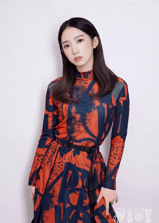 孟美岐优雅国潮风服饰写真图片，手执红扇展婀娜动人身段