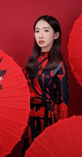 孟美岐优雅国潮风服饰写真图片，手执红扇展婀娜动人身段