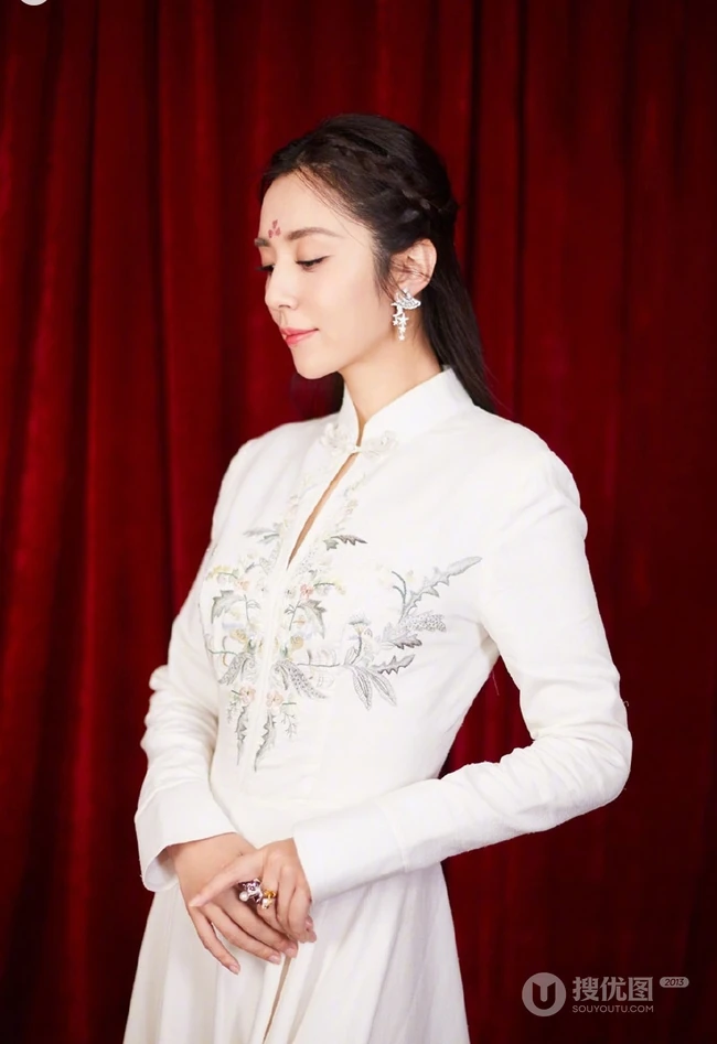 王晓晨优雅动人古典粉色连衣裙 搭配古装发型唯美写真图片