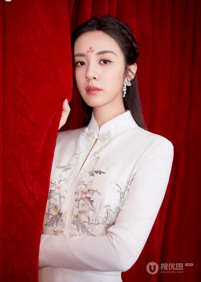王晓晨优雅动人古典粉色连衣裙 搭配古装发型唯美写真图片