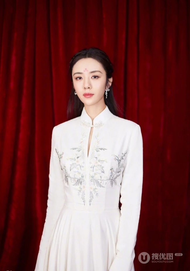 王晓晨优雅动人古典粉色连衣裙 搭配古装发型唯美写真图片