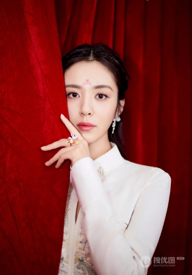 王晓晨优雅动人古典粉色连衣裙 搭配古装发型唯美写真图片