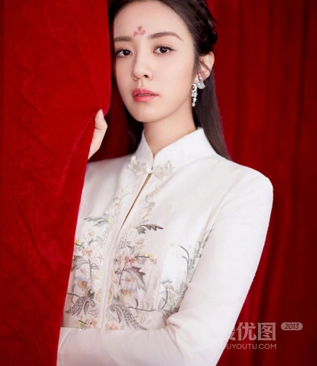 王晓晨优雅动人古典粉色连衣裙 搭配古装发型唯美写真图片