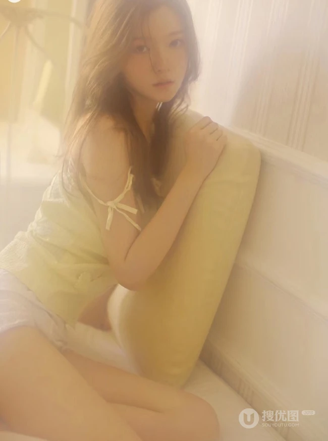 你就像冬天的阳光，线条感少女居家悠闲诱人写真图片