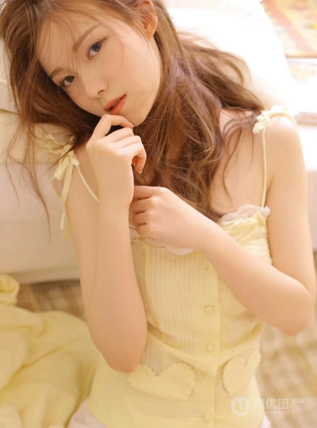 你就像冬天的阳光，线条感少女居家悠闲诱人写真图片