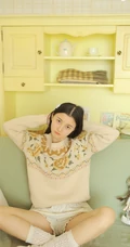 清甜纯少女针织衫搭配白色短裤，袜装高清室内写真图片