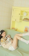 清甜纯少女针织衫搭配白色短裤，袜装高清室内写真图片