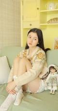 清甜纯少女针织衫搭配白色短裤，袜装高清室内写真图片