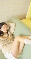清甜纯少女针织衫搭配白色短裤，袜装高清室内写真图片
