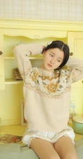 清甜纯少女针织衫搭配白色短裤，袜装高清室内写真图片